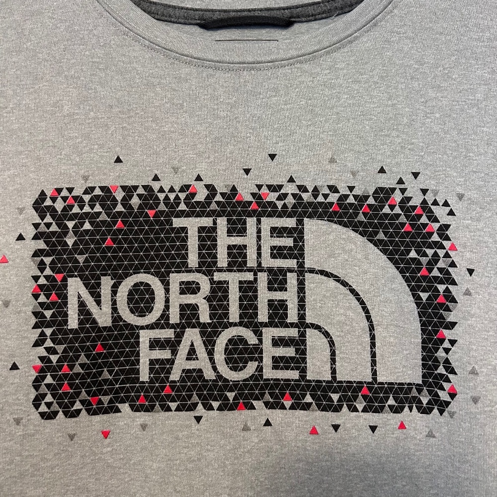 North Face Gray Flashdry Standard Fit Men’s Size Large T Shirt
